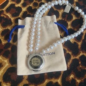 Val Colbert Louis Vuitton button bracelet auth